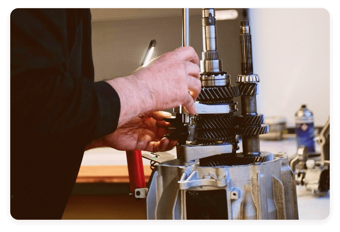 Mains d'un technicien assemblant les pignons d'une boîte de vitesses