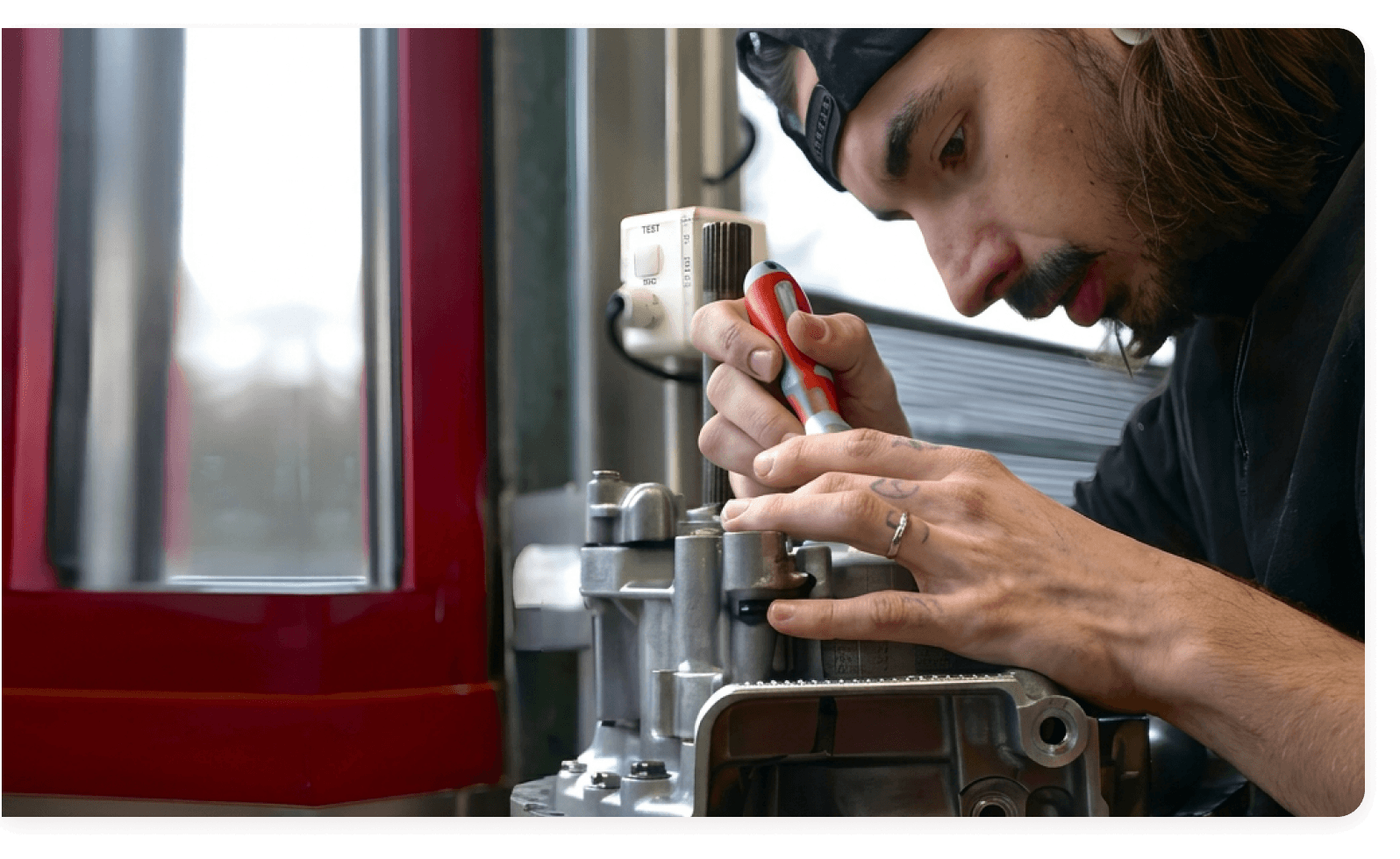 Technicien RénoBoîtes réalisant un usinage de précision sur une pièce mécanique